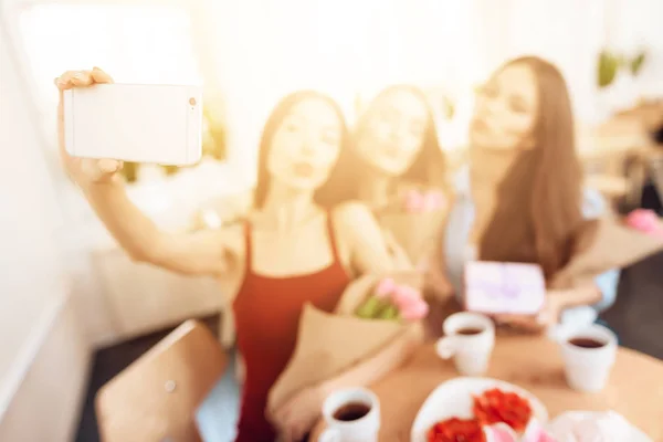 Trois filles font du selfie, célébrant la fête le 8 mars . — Photo