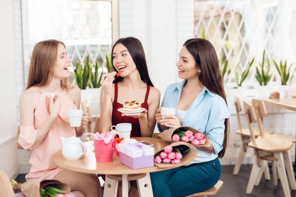 Trois filles célèbrent la fête le 8 mars . — Photo