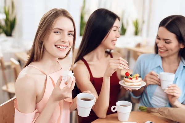 Drie meisjes vieren de vakantie op 8 maart. — Stockfoto