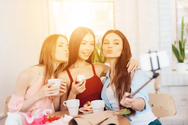 Tres chicas hacen selfie, celebrando la fiesta el 8 de marzo . —  Fotos de Stock