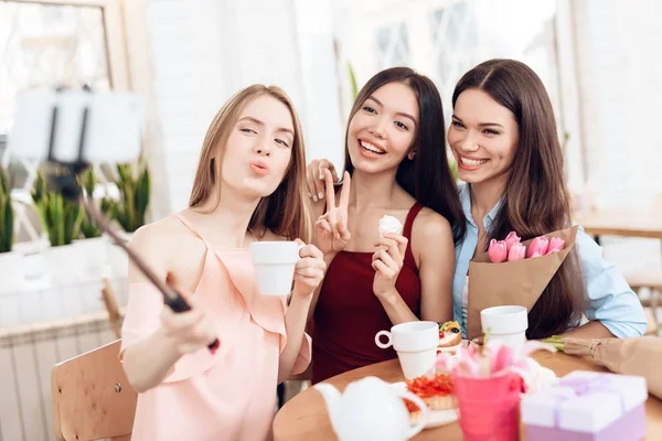 Tres chicas hacen selfie, celebrando la fiesta el 8 de marzo . —  Fotos de Stock