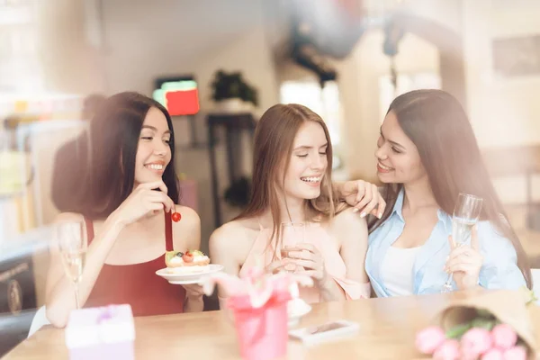 Три девушки сидят вместе в кафе . — стоковое фото