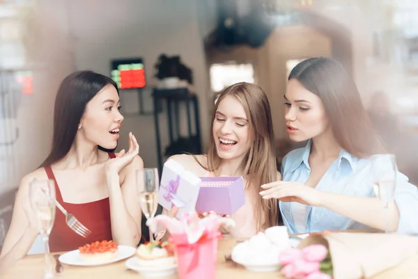 Üç kız birlikte bir kafede oturuyor. — Stok fotoğraf