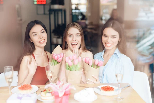 Üç kız birlikte bir kafede oturuyor. — Stok fotoğraf