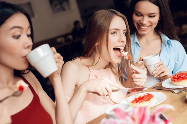 Tre flickor sitter tillsammans på ett café. — Stockfoto