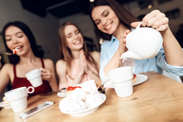 Tre flickor sitter tillsammans på ett café. — Stockfoto