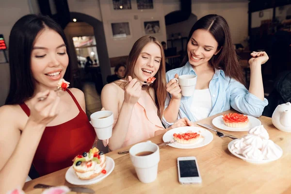 Tres chicas están sentadas juntas en un café . —  Fotos de Stock