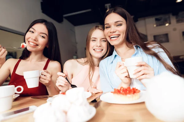 Drei Mädchen sitzen zusammen in einem Café. — Stockfoto