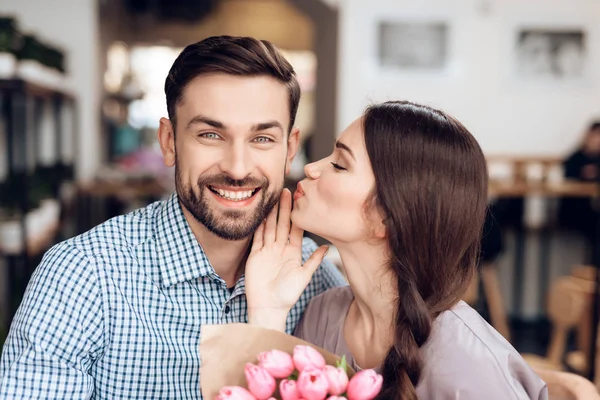 A guy and a girl celebrate a holiday on March 8 in a cafe. — Stock Photo, Image