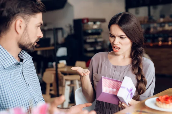 Un chico y una chica celebran una fiesta el 8 de marzo en un café . — Foto de Stock