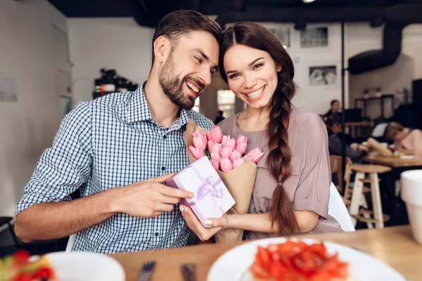 En kille och en tjej fira en semester 8 mars i ett café. — Stockfoto
