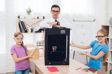 Öğretmen ve 3d printerlere harcama maddeler ile birlikte kamera poz çocuk.