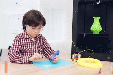 Sınıfta bir ders sırasında tarafından 3d kalem çocuk yazıyor.