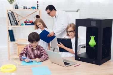 Sınıfta bir ders sırasında tarafından 3d kalem çocuk yazıyor.