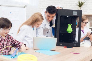 Sınıfta bir ders sırasında tarafından 3d kalem çocuk yazıyor.