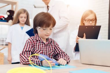 Sınıfta bir ders sırasında tarafından 3d kalem çocuk yazıyor.