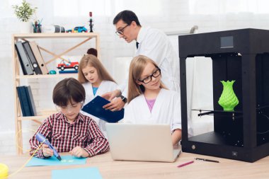 Sınıfta bir ders sırasında tarafından 3d kalem çocuk yazıyor.