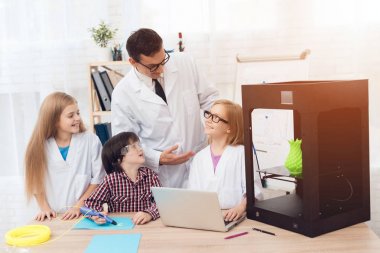 Sınıfta bir ders sırasında tarafından 3d kalem çocuk yazıyor.