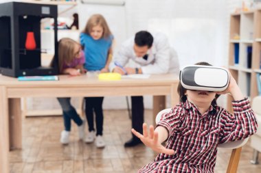 Sanal gerçeklik kask çocuk gibi.