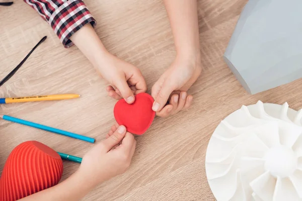 Les enfants tiennent un cœur rouge imprimé sur une imprimante 3D . — Photo