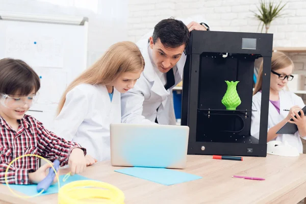 Sınıfta bir ders sırasında tarafından 3d kalem çocuk yazıyor.