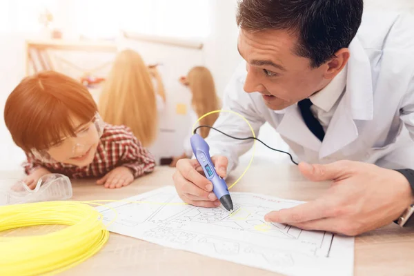 Man writes by 3d pen during a lesson in class. — Stock Photo, Image