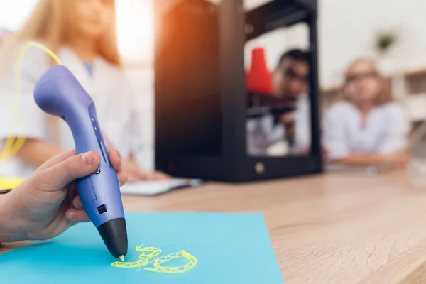 Man writes by 3d pen during a lesson in class. — Stock Photo, Image