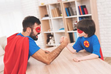 Baba ve oğul süper kahramanlar takım elbiseli. Onlar armwrestling içinde rekabet. Onlar güçlerini ölçmek vardır