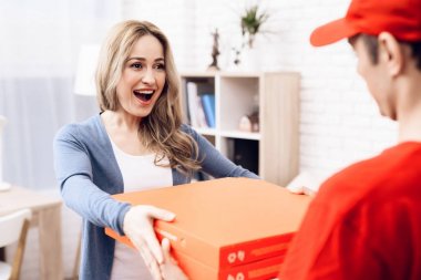 Adam Arap uyruklu pizza teslim üzerinde çalışıyor. Pizza teslimatçı bir sipariş için kadını getirdi..