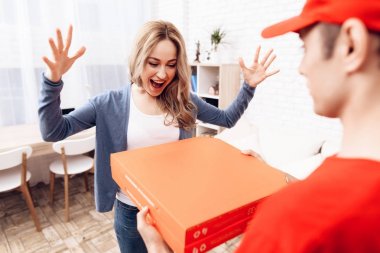 Adam Arap uyruklu pizza teslim üzerinde çalışıyor. Pizza teslimatçı bir sipariş için kadını getirdi..