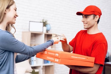 Bir adam Arap uyruklu pizza teslim üzerinde çalışıyor. Pizza teslimatçı emir getirdim.