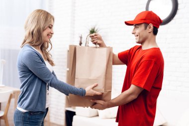 Bir adam Arap uyruklu teslimi çalışıyor. Kız eve parsel teslim alınan.