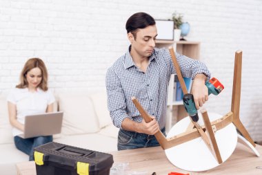 Adam tamirci sandalye montaj devreye girer. Tamirci sandalye tamir devreye girer.