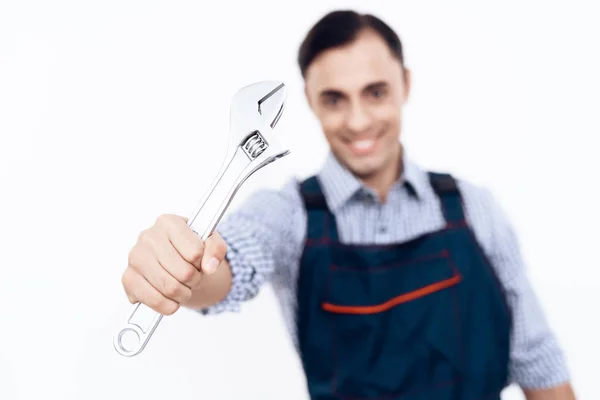 Ein Mann arabischen Aussehens arbeitet als Reparateur. Handwerker posiert auf weißem Hintergrund. — Stockfoto