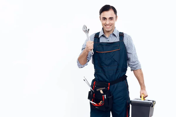 Un hombre de apariencia árabe trabaja como reparador. Handyman posando sobre fondo blanco . — Foto de Stock