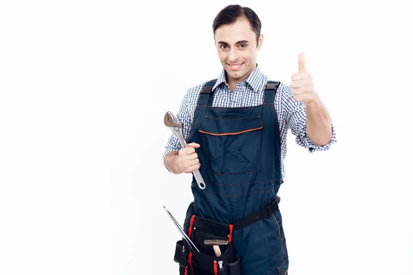 Un homme d'apparence arabe travaille comme réparateur. Homme à tout faire posant sur fond blanc . — Photo