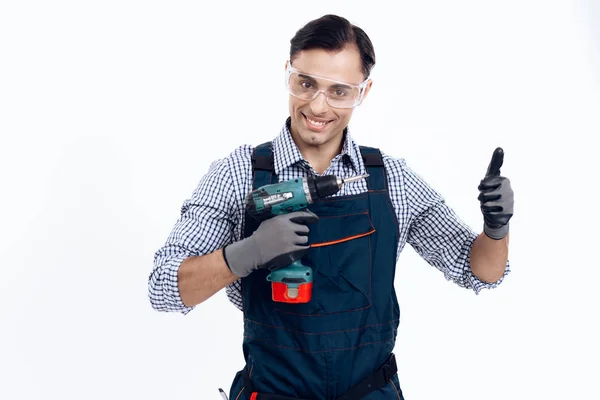 Un hombre de apariencia árabe trabaja como reparador. Handyman posando sobre fondo blanco . —  Fotos de Stock