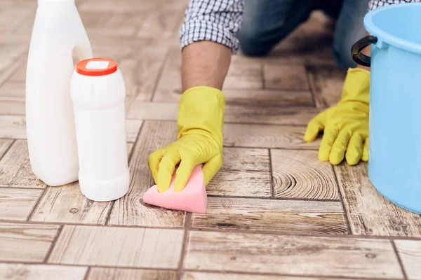 A man cleaning the floor in the apartment. Handyman is cleaning the apartment — Stock Photo, Image