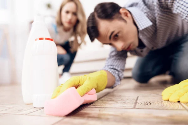 Seorang pria membersihkan lantai di apartemen seorang wanita. Tukang bersih-bersih apartemen — Stok Foto