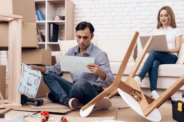 Mannen handyman är engagerad i montering av möbler. Reparatör är engagerad i reparera möbler. — Stockfoto