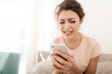 Yalnız bir kadın yalnız, onun maskara aktı ağlıyor. O parlak bir odada bir yatakta oturur.