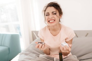 Yalnız bir kadın yalnız, onun maskara aktı ağlıyor. O parlak bir odada bir yatakta oturur.