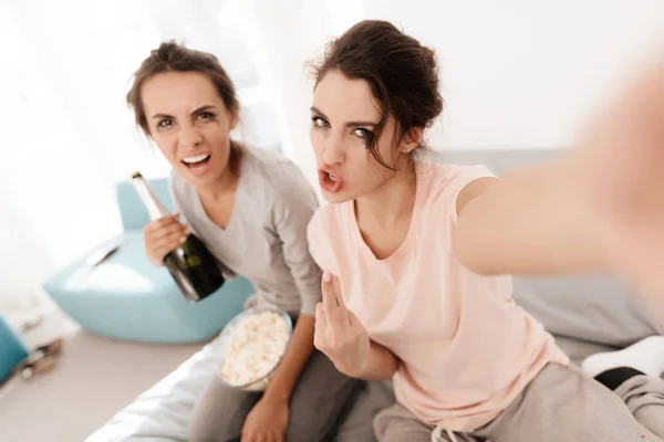 Les filles pleurent à la fête des poules. Ils sont assis sur le lit dans la chambre. Les filles font selfie . — Photo