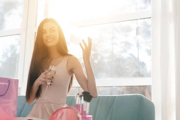 Pre-wedding care. The girl is preparing for a hen-party. She sits on the couch in a bright room. — Stock Photo, Image