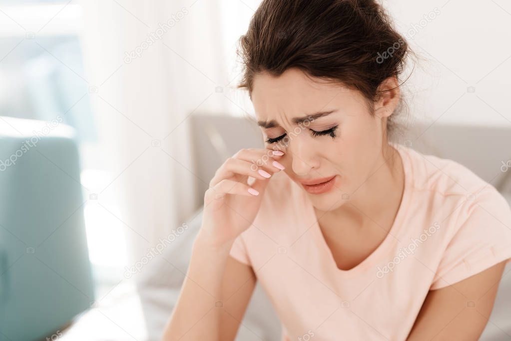 Imágenes: mujeres llorando para facebook | Una mujer sola llora sola