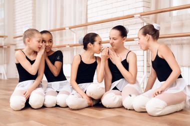 Genç balerinler dinlenme sırasında bir ara bale sınıflarda.