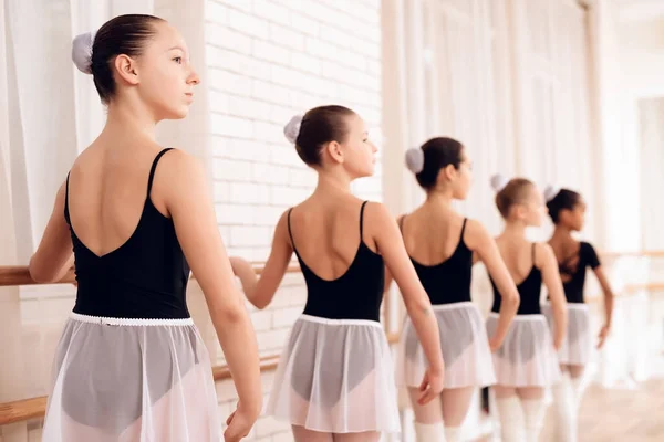 Jonge ballerina's repeteren in het ballet klas. — Stockfoto