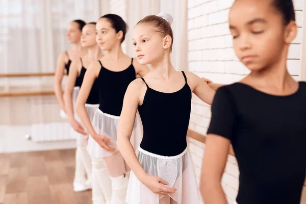 Jonge ballerina's repeteren in het ballet klas. — Stockfoto