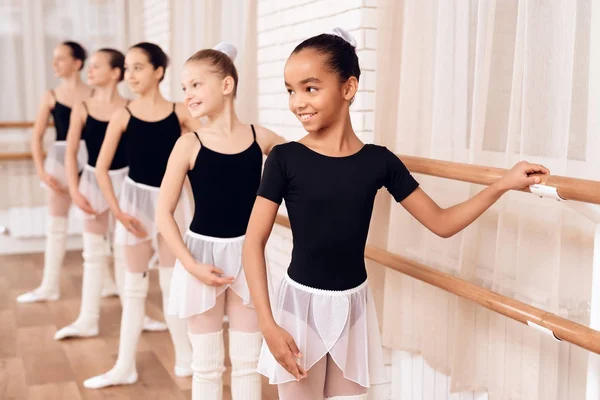 Jovens bailarinas ensaiando na aula de balé . — Fotografia de Stock