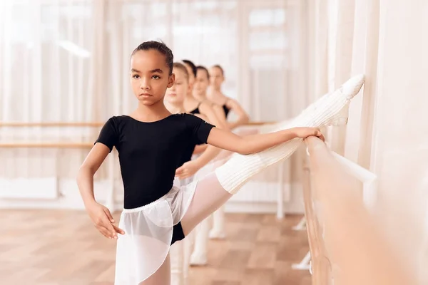 Молодые балерины репетируют в балетном классе . — стоковое фото
